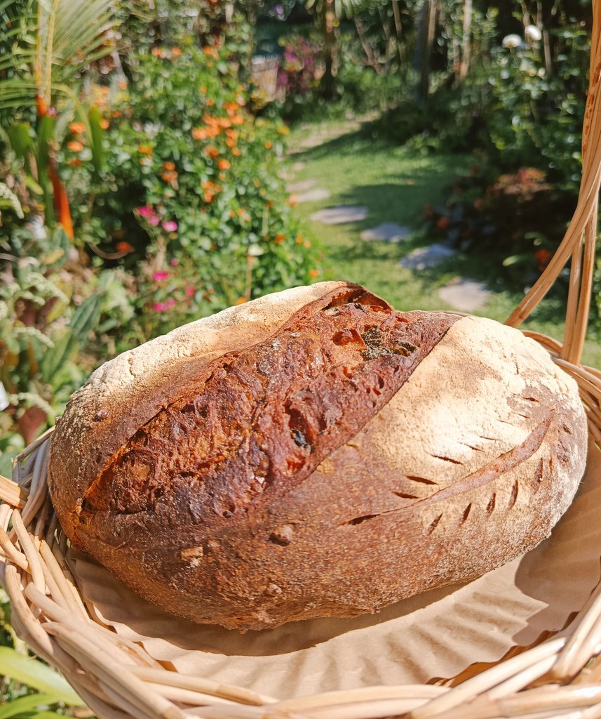 ไปจุ่มซาวโดห์ช่วยเหลือผู้ประสบภัยน้ำท่วมมา ของร้าน Hippo &amp; Pineapple ชม. ได้รสมะเขือเทศ โหระพา ชีส ✨

ราคาก้อนละ 200฿(หรือมากกว่าแล้วแต่ศรัทธา) บริจาคให้ที่บช.รพหาดใหญ่ แล้วเอาสลิปส่งให้ร้านดู เขาก็อบขนมปังส่งมาให้เลย

หอมมะเขือเทศมาก มีโหระพาในเนื้อขนมปังด้วย หนึบหนับอร่อยดี