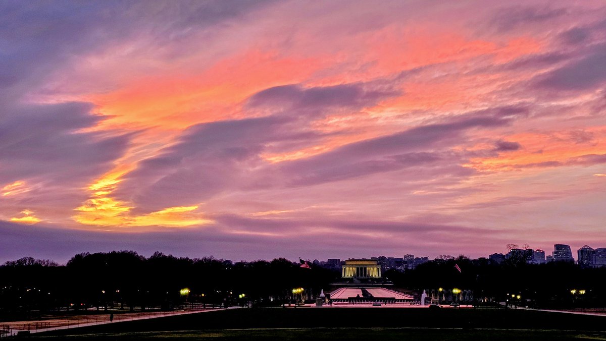 Cold sunshine today — then a predawn wintry mix tonight (light accumulation poss NW of the Beltway) before everything flips to chilly rain Tuesday. 

Dry but colder midweek. Full forecast ➡️ cwg.live ❄️🌧️