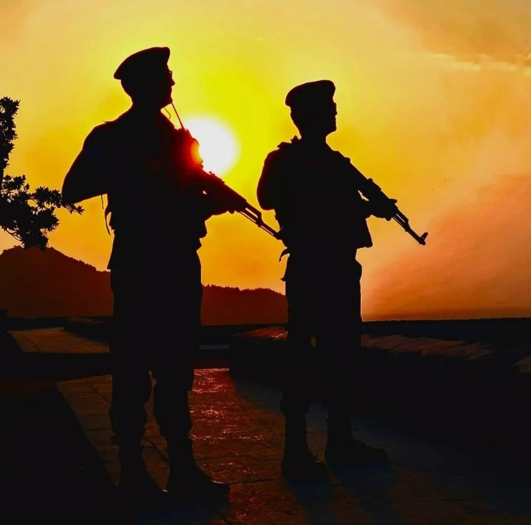 BSF_Rajasthan's tweet image. 𝐖𝐢𝐭𝐡 𝐡𝐞𝐚𝐫𝐭𝐬 𝐝𝐞𝐯𝐨𝐭𝐞𝐝,
𝐰𝐞 𝐬𝐭𝐚𝐧𝐝 𝐬𝐭𝐫𝐨𝐧𝐠,
𝐓𝐡𝐫𝐨𝐮𝐠𝐡 𝐬𝐮𝐧𝐥𝐢𝐠𝐡𝐭&apos;𝐬 𝐠𝐫𝐚𝐜𝐞
𝐚𝐧𝐝 𝐝𝐚𝐫𝐤𝐧𝐞𝐬𝐬 𝐥𝐨𝐧𝐠.

#𝐁𝐒𝐅𝐑𝐚𝐣𝐚𝐬𝐭𝐡𝐚𝐧
#𝐅𝐢𝐫𝐬𝐭𝐋𝐢𝐧𝐞𝐨𝐟𝐃𝐞𝐟𝐞𝐧𝐜𝐞