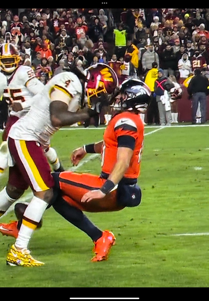 Mikebalotti__'s tweet image. Ok personal foul on the broncos… If you’re gonna call penalties then call them fair. #BroncosCountry #DENvsWAS