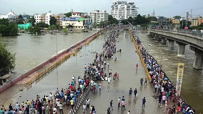 ChennaiFlights's tweet image. 1️⃣0️⃣  years since the 2015 deluge

#OTD
▫️Tambaram recorded 49 cm of rainfall
▫️Adyar River carried nearly 1,00,000 cusecs of flood water.
▫️Arakkonam Air Base (VOAR): operated as the stand-in airport
▫️Chennai Beach Station took over the operations 

We remember those lost- and…