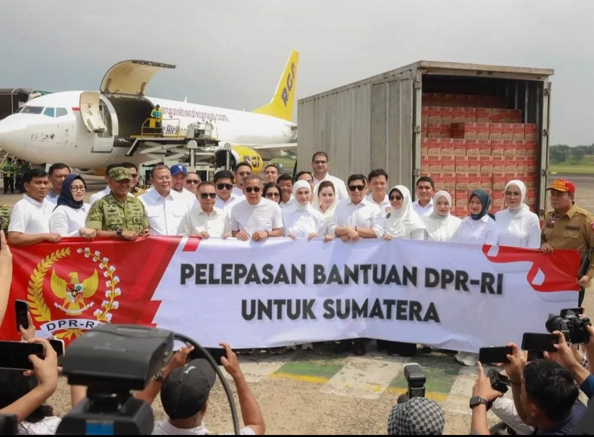 imaqueennz's tweet photo. Masih sempet²nya ya nyetak banner pantesan lama @DPR_RI 

kalian sadar ga itu duit rakyat? 
Kok jd pejabat ga punya sense of urgency  bgt! Apa apa dibuat ceremony. Norak.
Bantu, langsung kirim! 
Ga usah gila2 hormat. Warga yg kelen wakilin dah pada hopeless. https://t.co/k14YrToaiz