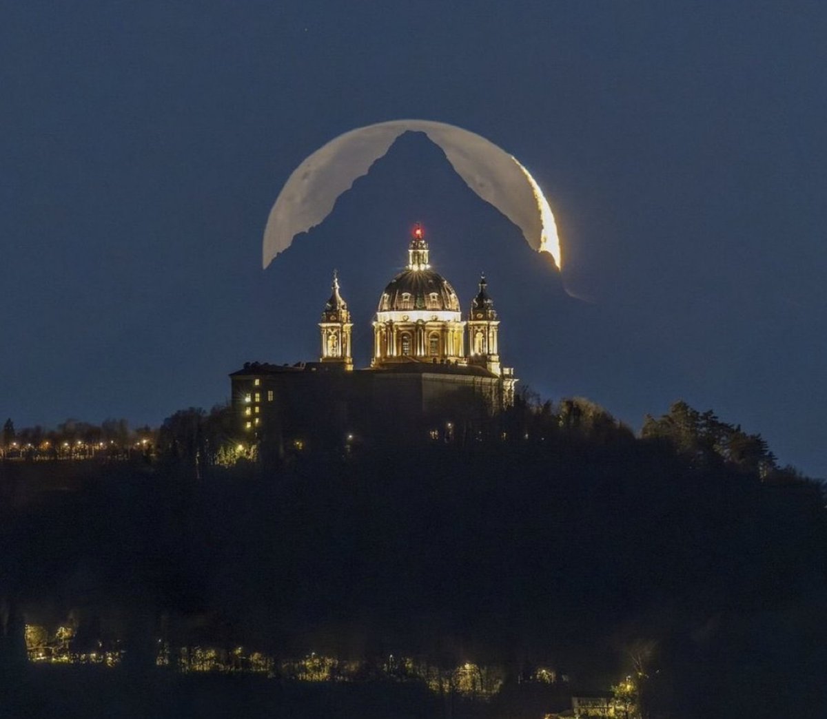 history_hacked's tweet image. Photo captured by Italian photographer Valerio Minato after six years of planning where the moon appears perfectly framed by the peak of Monviso mountain and the dome of the Basilica of Superga, Turin.