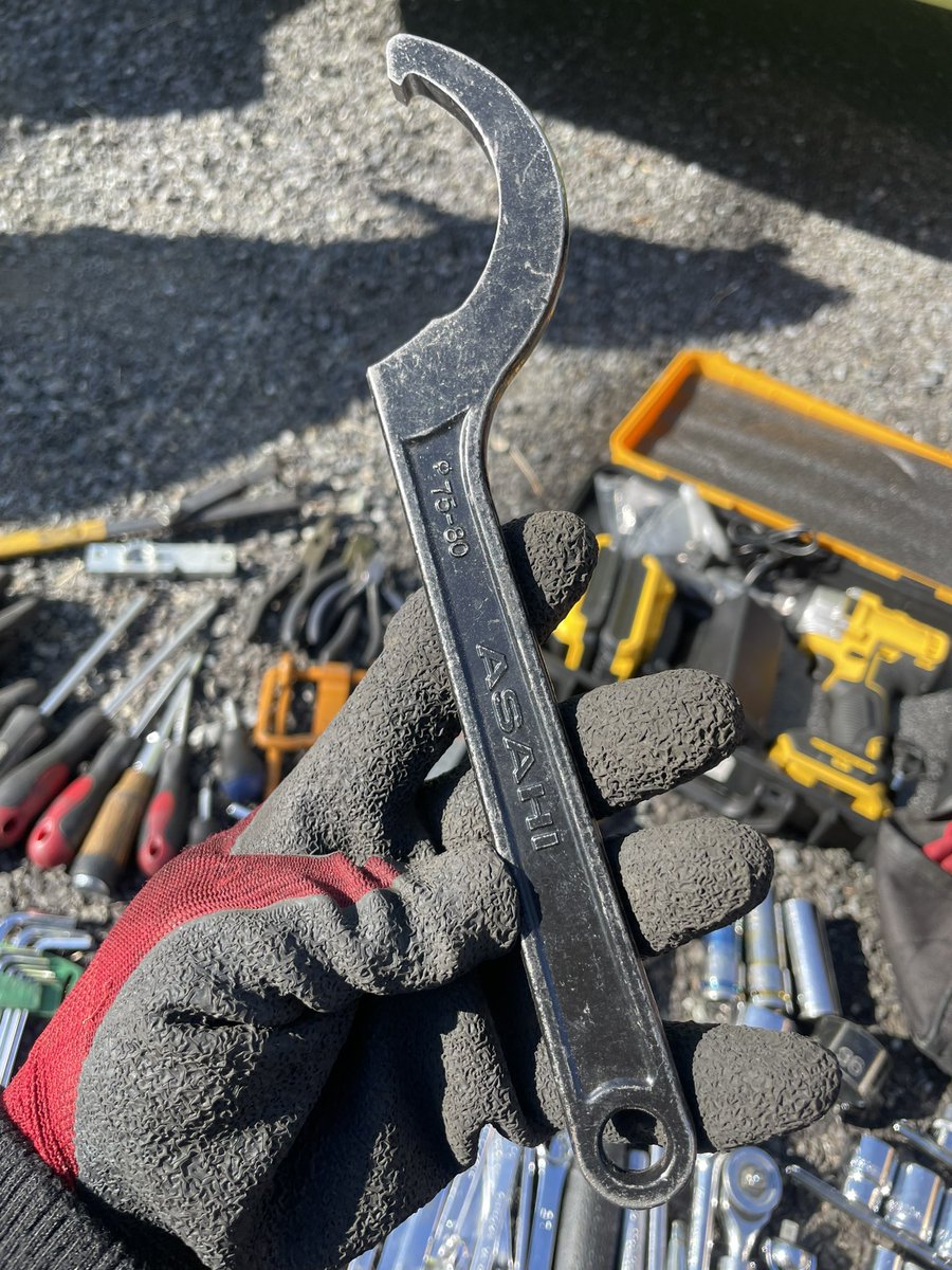 wareranood's tweet photo. 持ち運び用工具の整理してる

その中から俺がオススメする工具3選

まず、アサヒ製フックレンチ φ75ｰ80
鋳物で分厚くて頑丈、パイプかけようが叩こうがビクともしないタフガイ

次は、ストレート製 スイベル3/8ラチェット
手に収まるスイベルでT字にもなる。
ギアも細かくて使い勝手最高

文字数…⬇️ https://t.co/WAwfIbIOqR