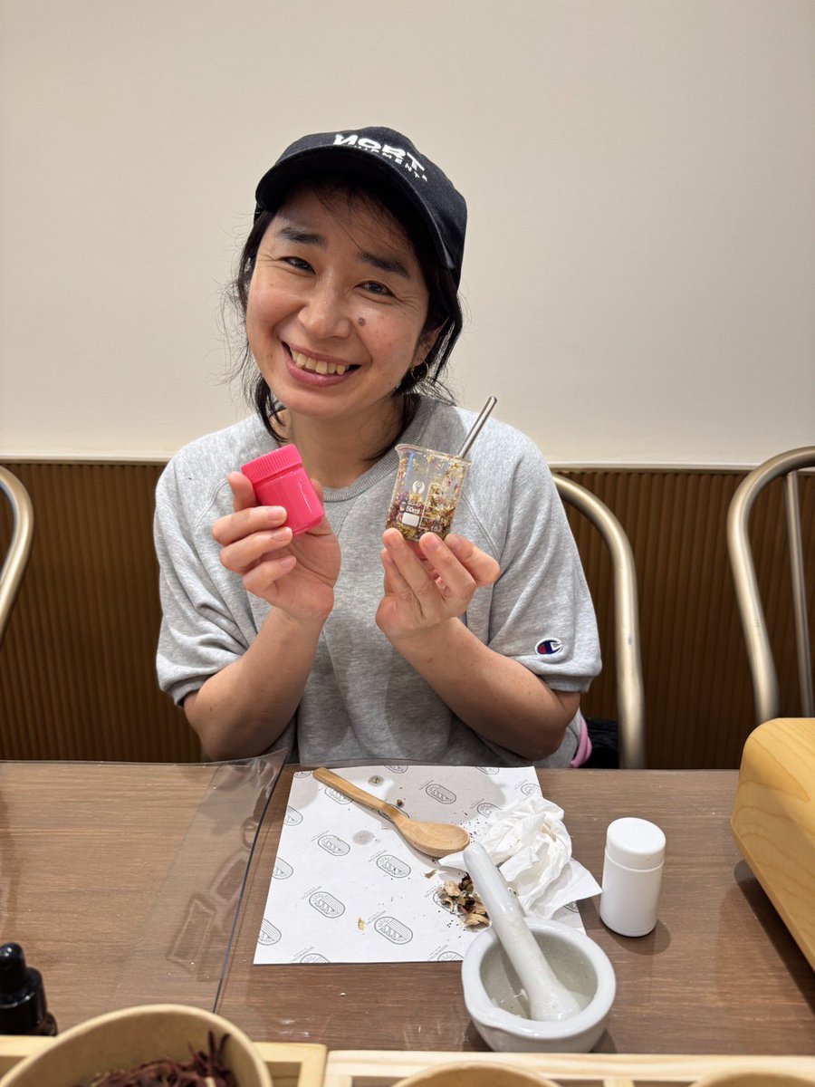 minacchi375's tweet photo. タイでひなちゃんに #togetherwithme のロケ地に連れて来てもらった!この川にノックが入ったの信じられん🤣ローカルだけどオシャレで凄く素敵だった❗️手作りヤードムのWSにも参加してめっちゃ充実したよ✨1人だったら絶対来れなかったもん。@happytogetherMT ちゃんに感謝🩷 https://t.co/FqEJBK6JZ9