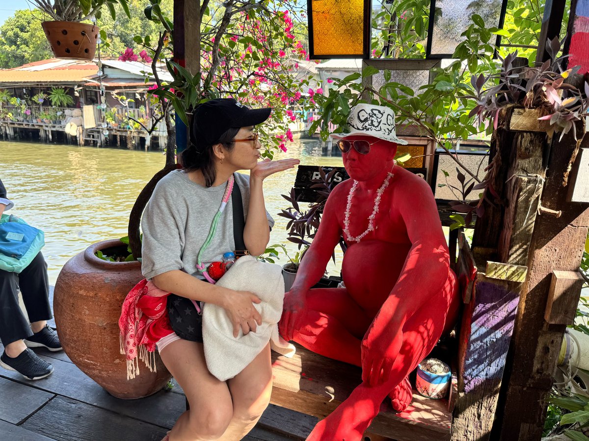 minacchi375's tweet photo. タイでひなちゃんに #togetherwithme のロケ地に連れて来てもらった!この川にノックが入ったの信じられん🤣ローカルだけどオシャレで凄く素敵だった❗️手作りヤードムのWSにも参加してめっちゃ充実したよ✨1人だったら絶対来れなかったもん。@happytogetherMT ちゃんに感謝🩷 https://t.co/FqEJBK6JZ9
