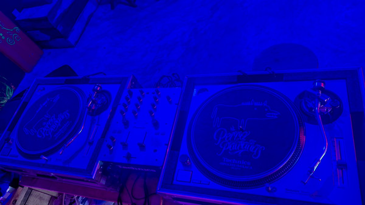 perropatranas's tweet photo. Vinyl sessions con DJ Chris #zipolite #techno #naked #vinylset https://t.co/r47Y5y3uNK