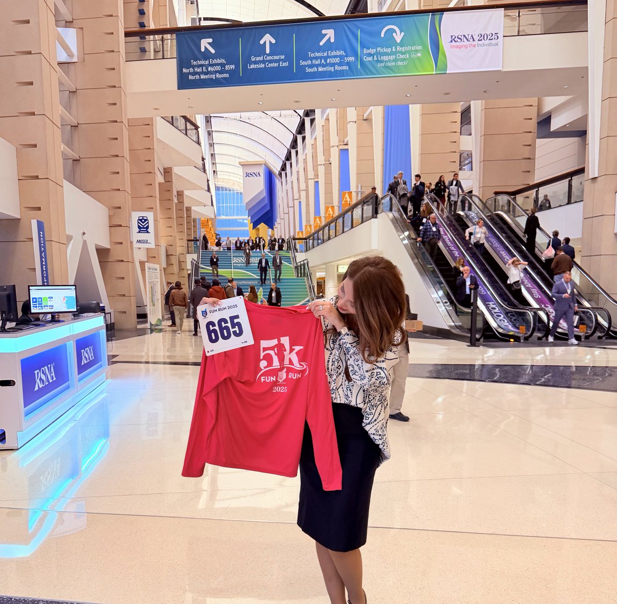 MelinaHosseiny's tweet photo. 👋🏻Hey #RSNA25 let’s run for a good reason 🏃🏼‍♀️

Got my shirt and bib for the RSNA 5K Fun Run!🏃🏼‍♀️✨

🩻To support young investigators and the future of radiology.✨

👚And honestly… who can resist this year’s shirt?👚

Don’t forget to sign up:
Supporting the R&E Foundation and the trainees and investigators they lift up!

#RSNA2025 @RSNA 
#Chicago
#5KFunRun 
#FunRun