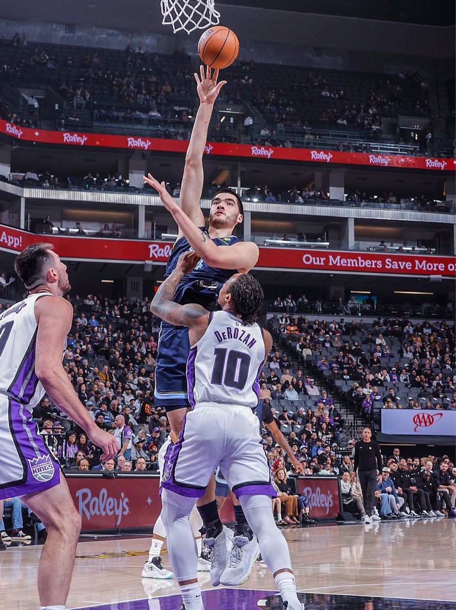 𝙁𝙖𝙨𝙩 𝙥𝙖𝙘𝙚𝙙 𝙛𝙞𝙧𝙨𝙩 🐻

📺 @FDSN_Grizzlies

END Q1 | MEM 31, SAC 35 