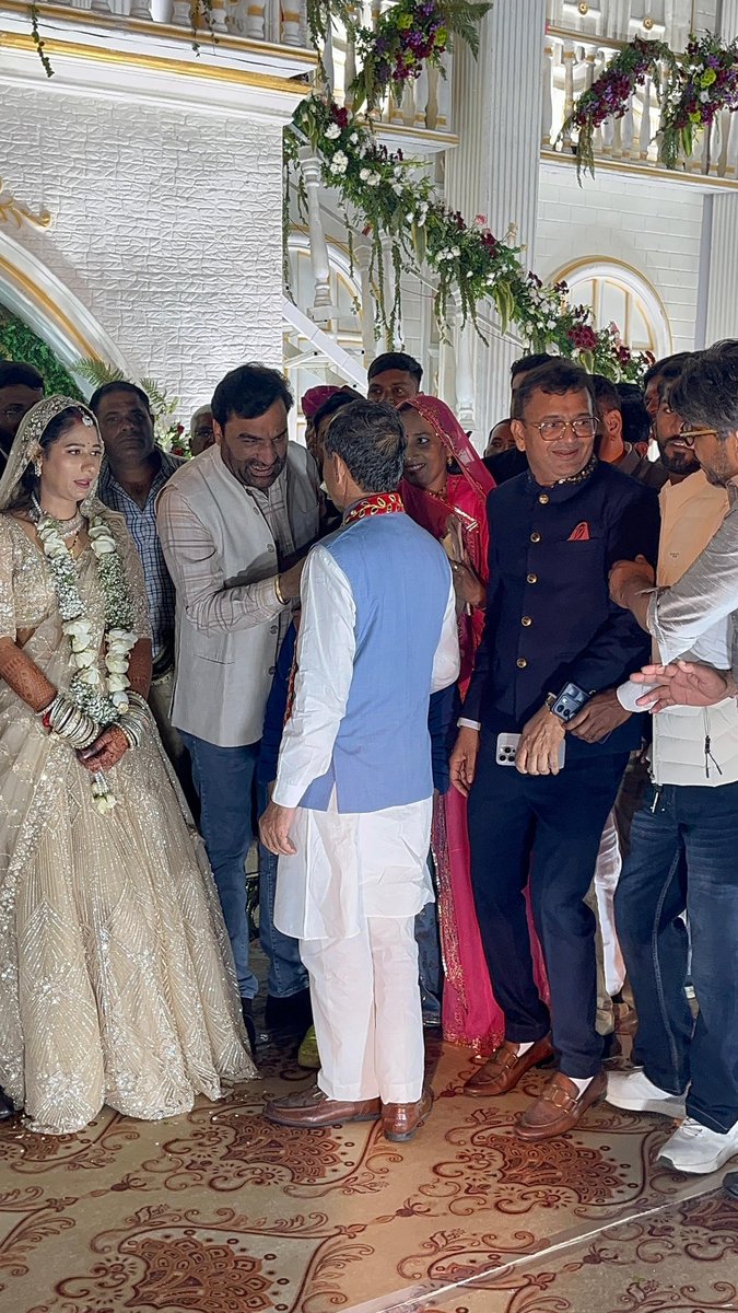 hanumanbeniwal's tweet image. कल शाम पाली में राज्य सभा सांसद व बीजेपी के प्रदेश अध्यक्ष श्री मदन राठौड़ के पुत्र के विवाह उपरांत आयोजित आर्शीवाद समारोह में उपस्थित होकर वर -वधु को आशीर्वाद दिया ,इस शुभ अवसर पर RLP नेता व पूर्व मंत्री श्री दिलीप चौधरी भी मेरे साथ रहें |
@madanrrathore