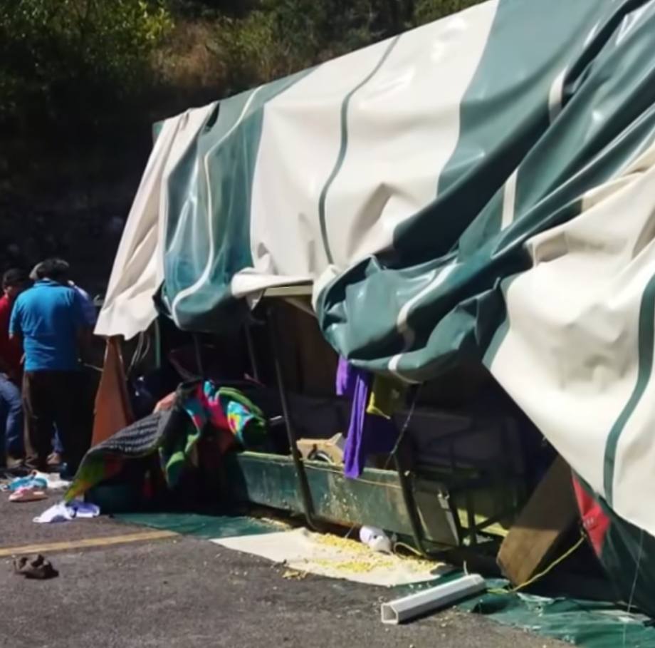 #Accidente || Vuelca camion que trasportaba peregrinos de #Acatzingo y #Huixcolotla   

La unidad corresponde a la peregrinación Acatzingo 43 aniversario los cuales su destino es Juquila Oaxaca,