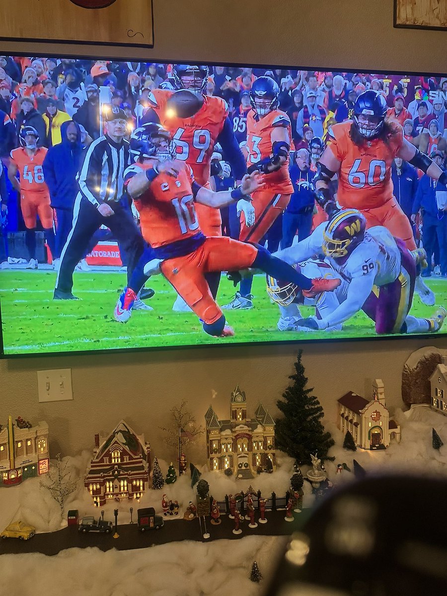 A_Man8801's tweet photo. “Mahomes is the only player that can do that” enter Bo nix 🔥 https://t.co/W0rOu7YlWx