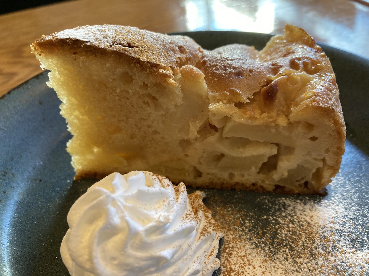 ノイズ歴代OBバイトが
作るのが大変だった　と言ってる
伝説の「りんごのケーキ」
本日からあります¥900
メニューに載っていません
苦いコーヒーとあいます。
アーモンドプードルとシナモンのかをり