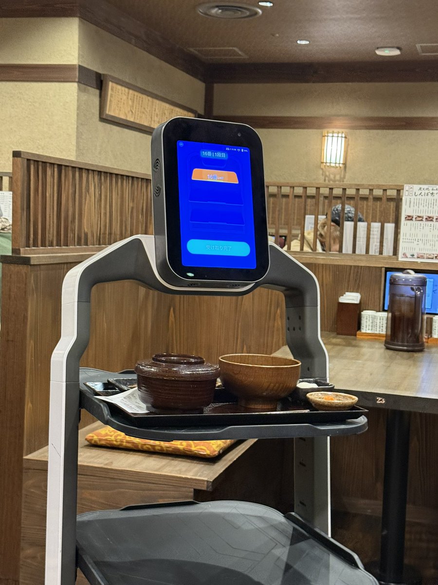 607Melon's tweet image. 注文した料理を運んでくるロボットに初めて遭遇。で、料理は……みそ汁もっもがんばろうね。出汁って大事よ。