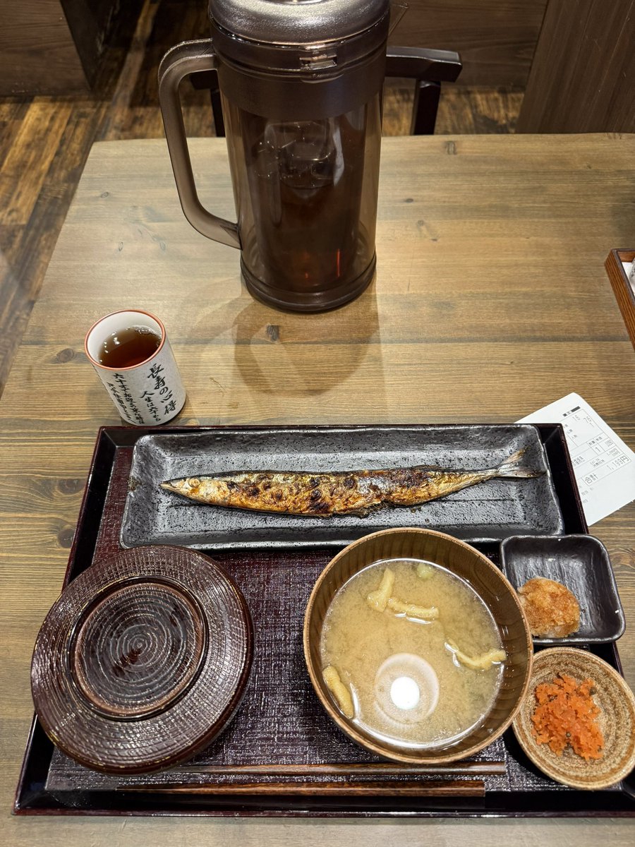 607Melon's tweet image. 注文した料理を運んでくるロボットに初めて遭遇。で、料理は……みそ汁もっもがんばろうね。出汁って大事よ。