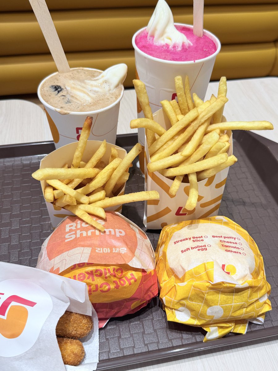 JaManIsReal's tweet photo. LOTTERIA THE CURVE NOW OPEN!

Yey!! Got my Shrimp burger ya’ll 🥰 https://t.co/CxN44b3tn5