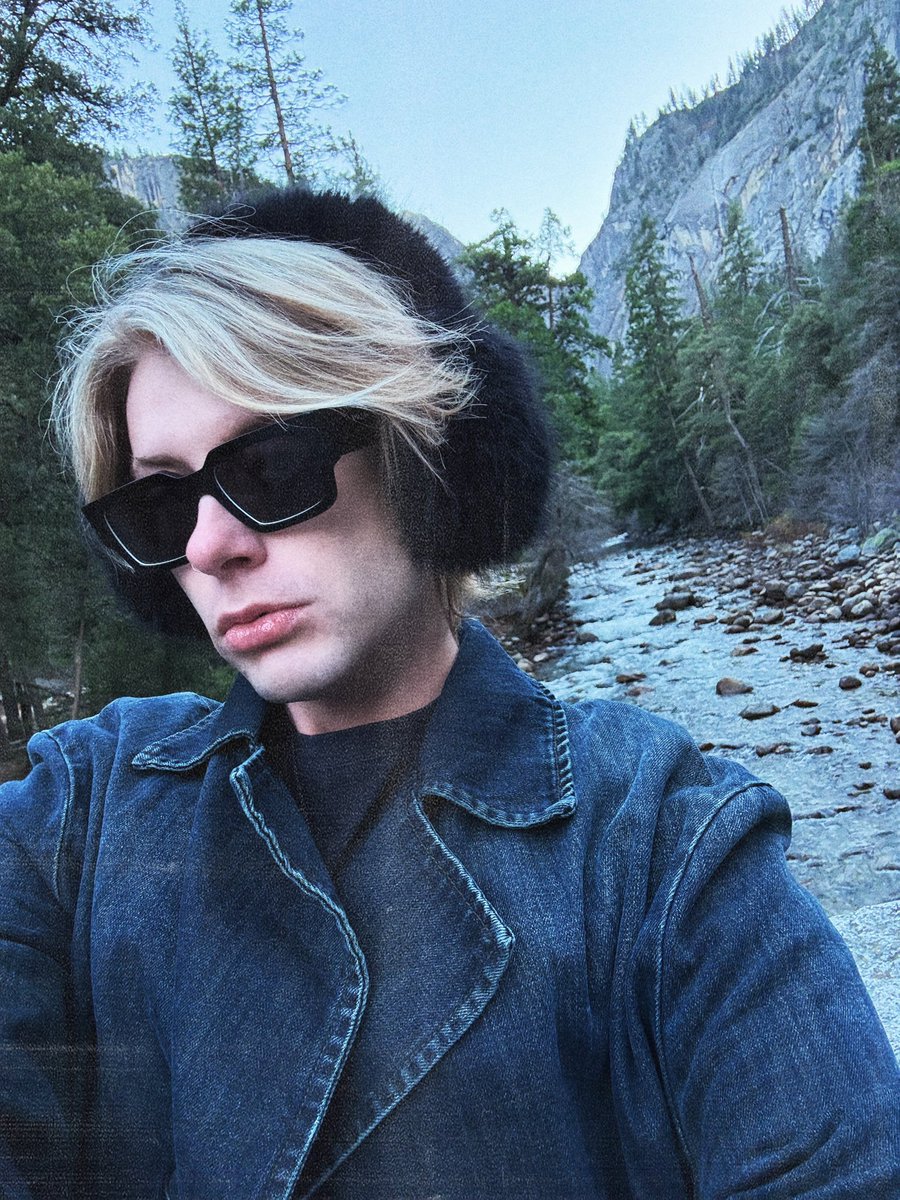DamanMills's tweet photo. thanks for all the support everyone! means a lot to have such a massive amount of folks back me up on this AI issue 🩵

I ran away to nature for the weekend, but I’m seeing all the love (in between blocking the bots and incels) 🫶 https://t.co/7tigkdHBlL