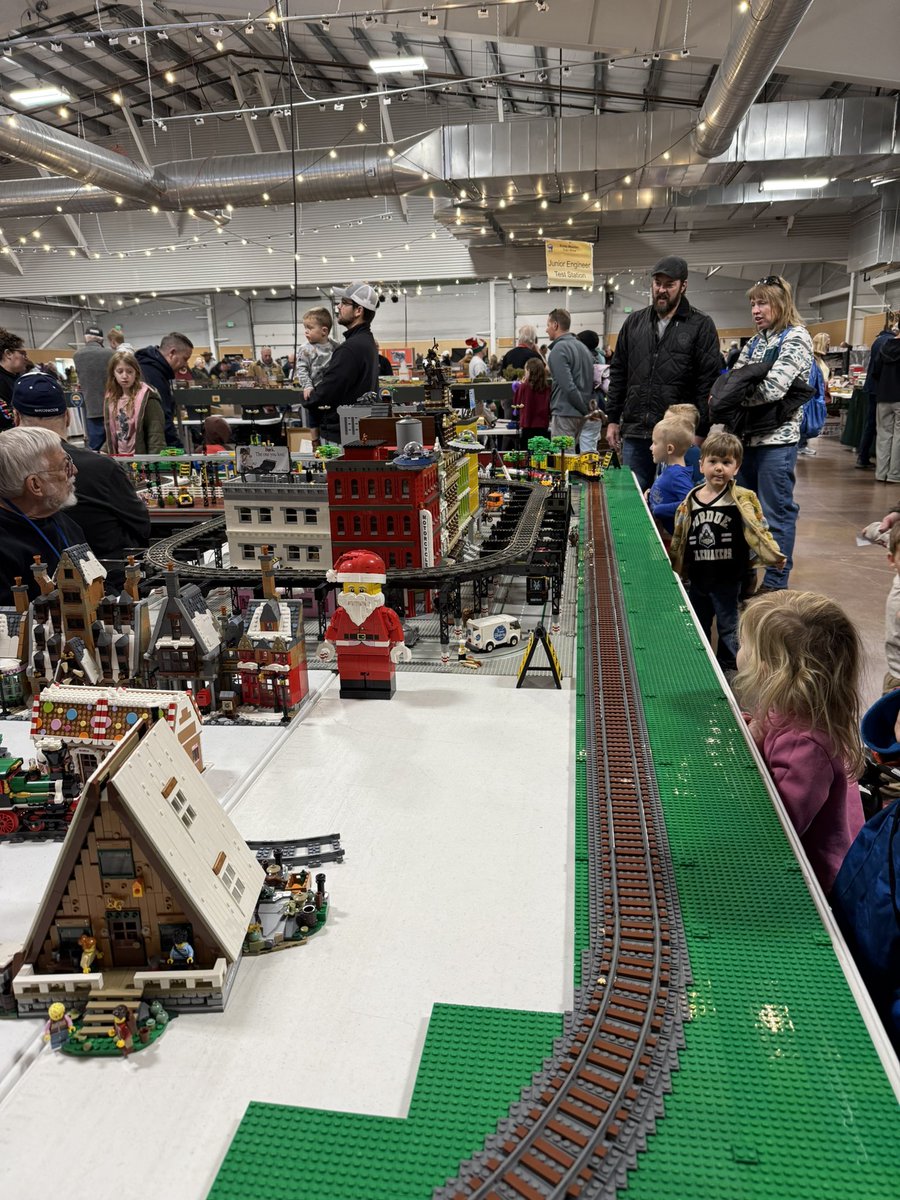 That’s a wrap on our holiday show. Thank you to all of our vendors and everyone who came to see us! We’ll see you in Denver in April! 🚂