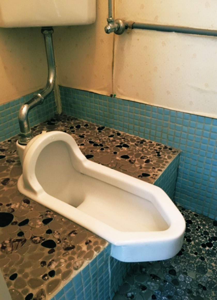 saitamaestate's tweet photo. 洋式トイレを和式トイレ（段差のある汽車便）にリフォームしたいという相談を受けて、頭が少し混乱している…

before←      →after https://t.co/JQfzHRMA1D