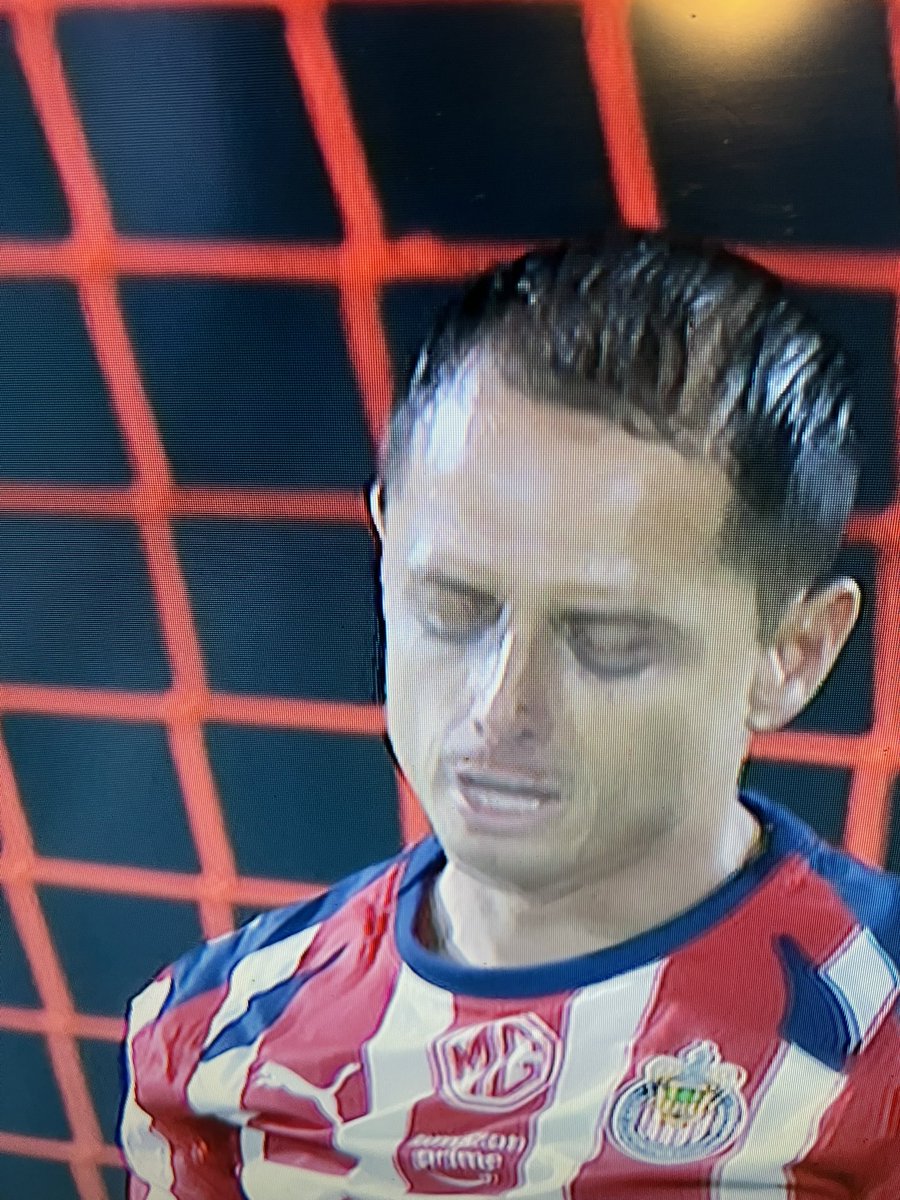 No sé qué es más ridículo el peinado del chicharo o como intentó meter el penal….