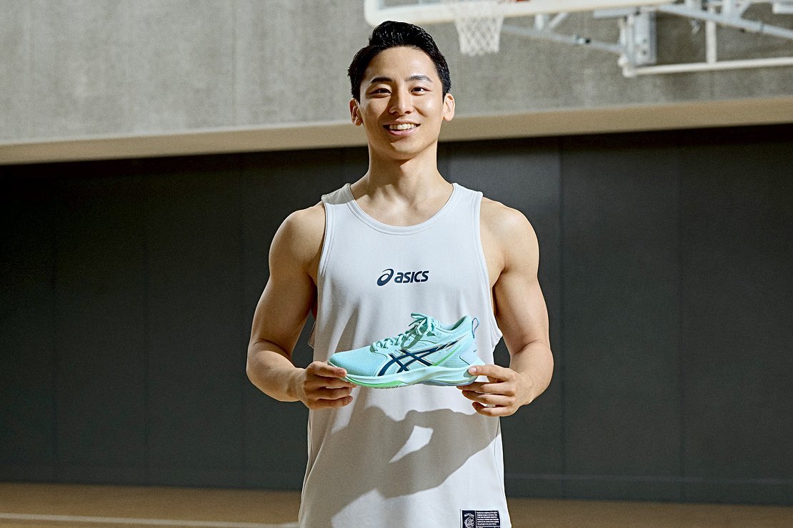 jbasket_jp's tweet image. 【NEWS】河村勇輝 × ASICS
河村勇輝とASICSが共同開発した特別モデル『SWIFTACE YUKI』
⁡
“突如現れる稲妻”。
河村のスピードと切り返し、そのすべてをシューズ1足に落とし込んだ。…