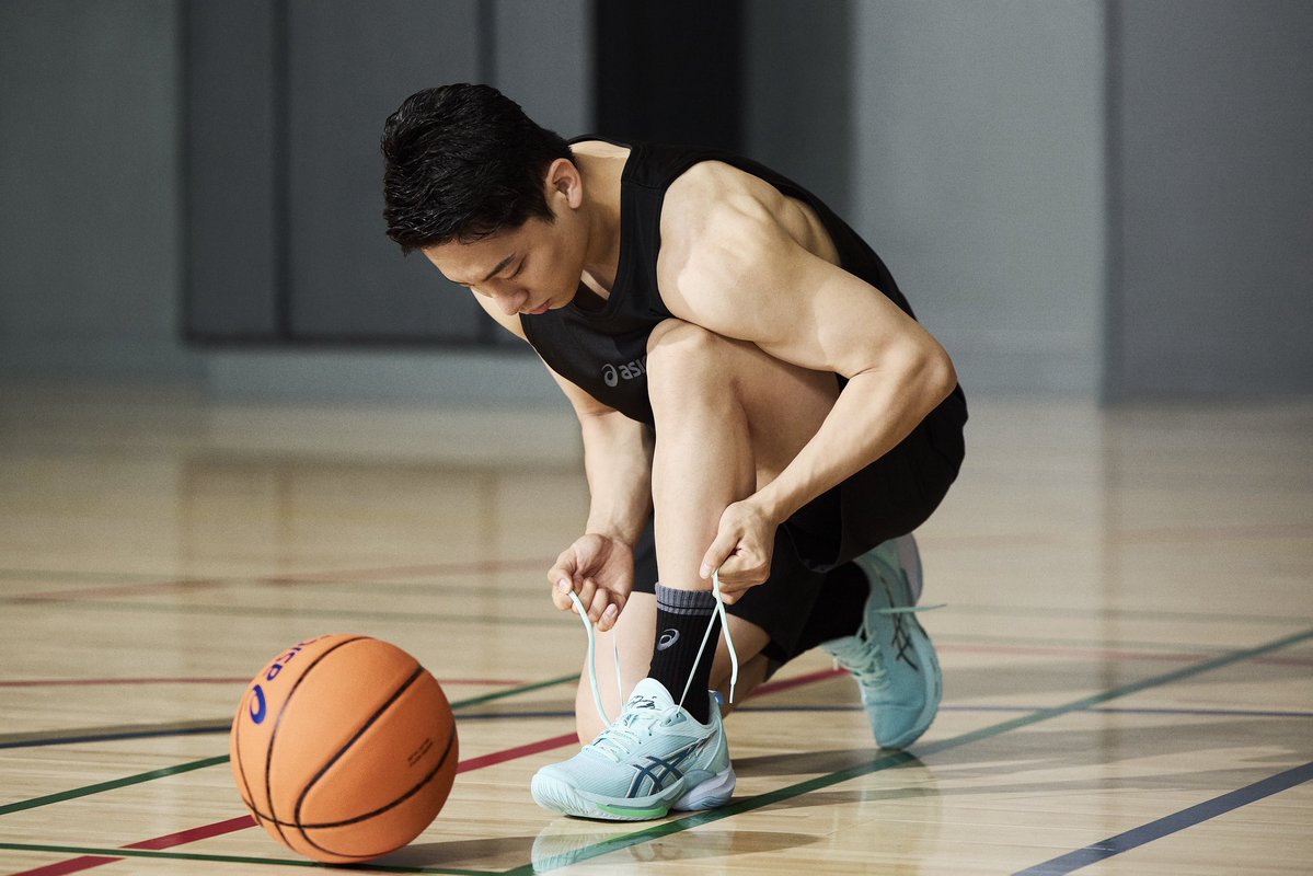 jbasket_jp's tweet image. 【NEWS】河村勇輝 × ASICS
河村勇輝とASICSが共同開発した特別モデル『SWIFTACE YUKI』
⁡
“突如現れる稲妻”。
河村のスピードと切り返し、そのすべてをシューズ1足に落とし込んだ。…