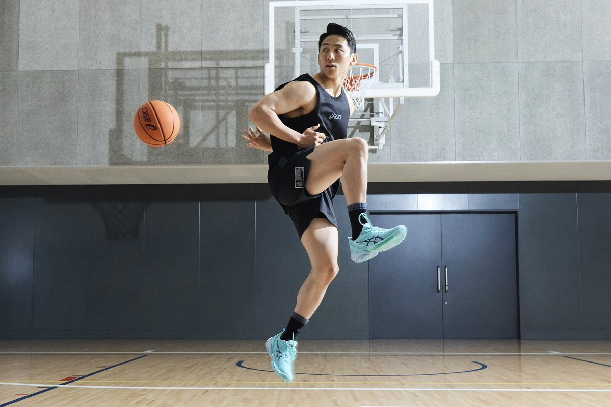 jbasket_jp's tweet image. 【NEWS】河村勇輝 × ASICS
河村勇輝とASICSが共同開発した特別モデル『SWIFTACE YUKI』
⁡
“突如現れる稲妻”。
河村のスピードと切り返し、そのすべてをシューズ1足に落とし込んだ。…