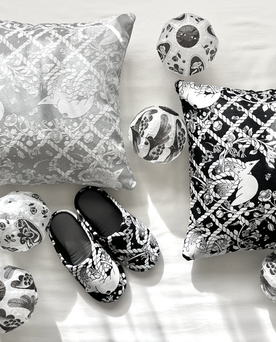 tac_kk's tweet image. 【POPUP】

銀座蔦屋書店にてPOPUP
「Black Holiday!」を開催します！
新潟県伝統工芸品の紙風船や、クッションカバー、ルームシューズ、トートバッグなど販売します🎈
会期後半から厄飛ばしうちわも販売予定です。
冬の準備にぜひ銀座にお越しください〜！

12月2日(火)〜25日(木)
10:30〜21:00