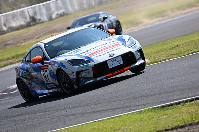 Tomoki__1025's tweet photo. GR86BRZCUP2025

ランキングは8位で終了です。

全体的にスピードが上がり、勝つこともできたので、良かった部分もありましたが、安定感に欠けるシーズンでもありました。

もっと安定して常に速くないといけませんね。

ありがとうございました！

#gr86brzcup https://t.co/CwquzkSXIn