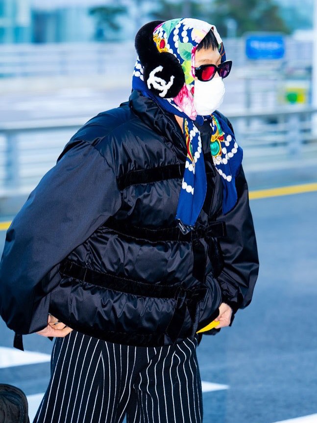 G-DRAGON on his way to New York for the Chapel Show, have a safe