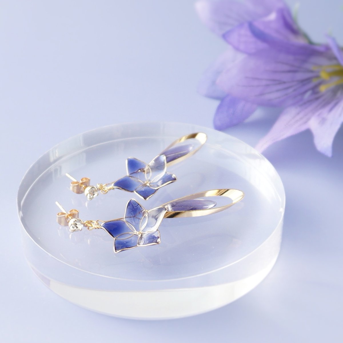 【桔梗とガラスのグラデーション　イヤリング】ハンドメイド、クリエイター作品のマーケットプレイス Creema creema.jp/item/16401270/… <a href="/Creema_jp/">Creema(クリーマ）</a>より 
#桔梗
#ハンドメイドアクセサリー