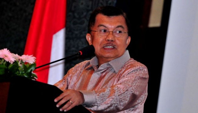 direktoridosen's tweet photo. terkait penjarahan di lokasi bencana alam, di sumatera.
pejabat perlu mencontoh @Pak_JK 
tgl 26 des 2004, hari pertama bencana ybs lgsg ke lokasi.

perintahkan buka gudang bulog, dan gudang obat secara paksa.
tanpa tunggu proses administrasi

lalu melakukan sweeping untuk kumpulkan minyak & kompor demi mengejar jumlah dapur darurat.
kala itu, korban tercatat 80 orang di pagi hari dan meledak hingga 10.000 ribu jiwa di malam hari..
dst.