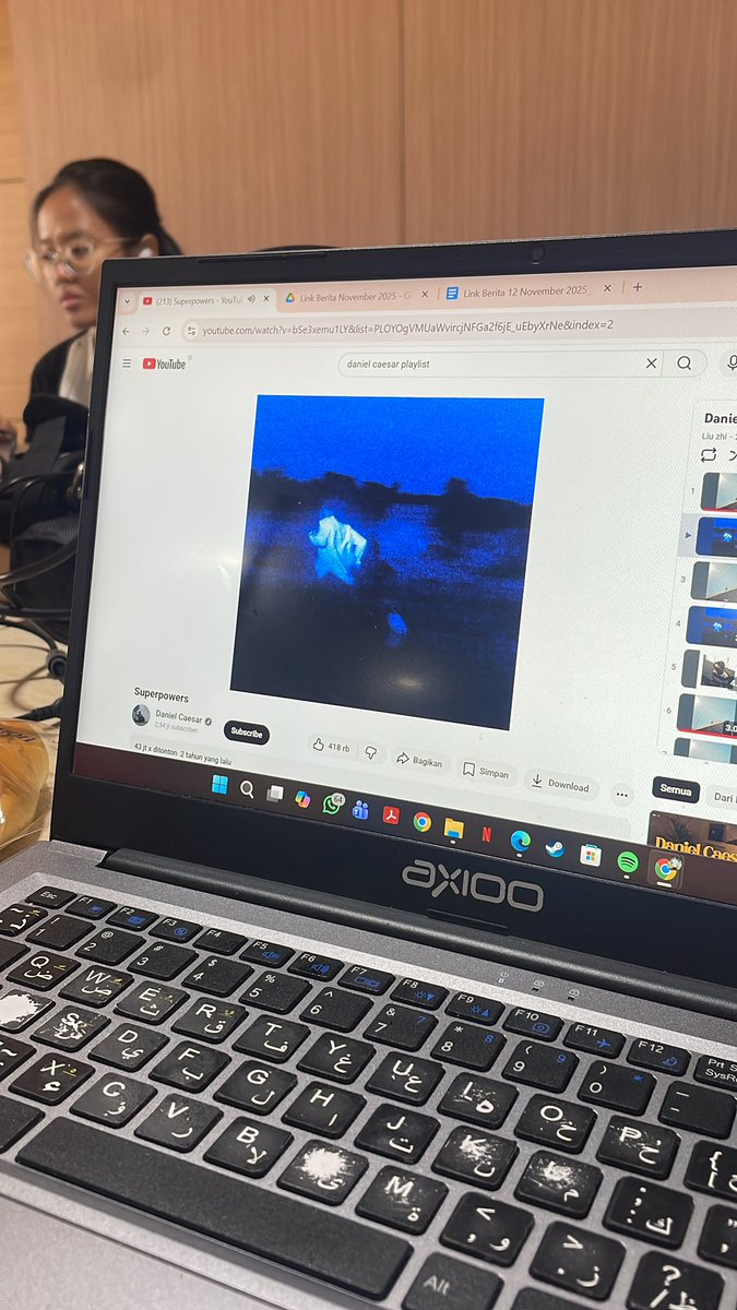 accreply18's tweet photo. Kerja 20%, dengerin Daniel Caesar 80% https://t.co/3ouA3nyMMs