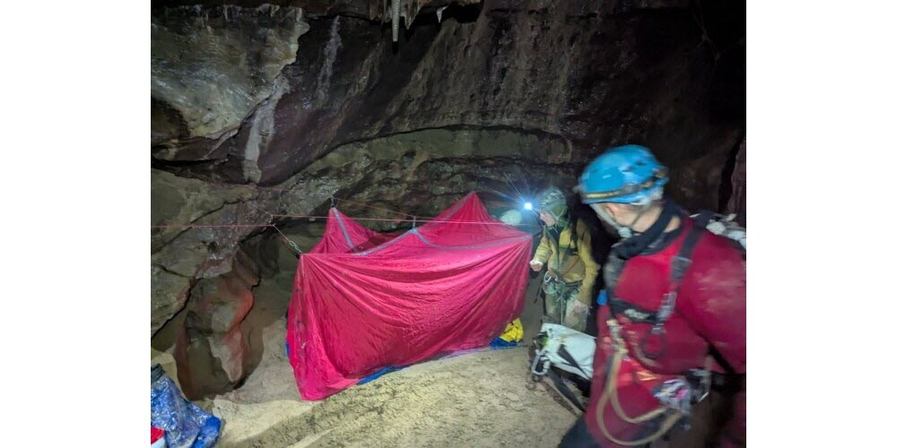 le_Parisien's tweet photo. Savoie : un spéléologue chute à 120 m de profondeur, il est secouru après 11 heures d’angoisse
➡️ https://t.co/egDGJSXYgQ https://t.co/A5SguphkQK