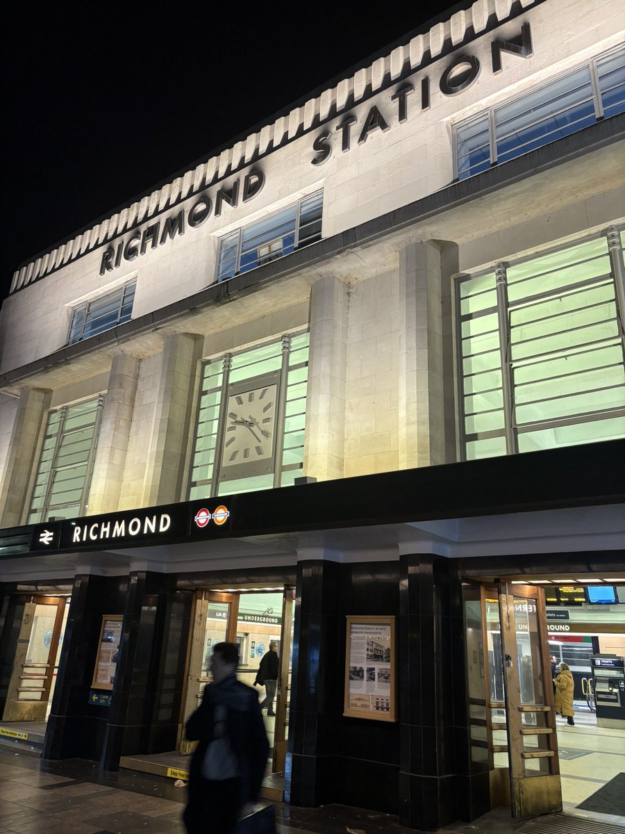 legsidelizzy's tweet image. Richmond station has been restored to its art deco glory.