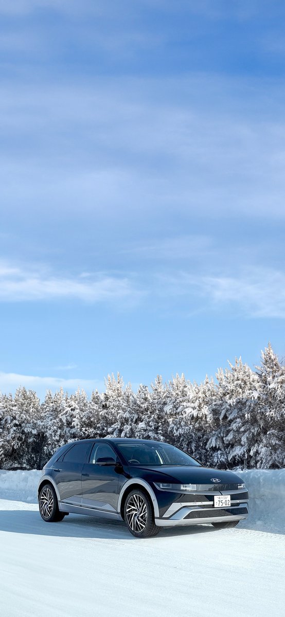 Hyundai_japan's tweet image. 12月のカレンダーをお届け📅
\ 冬景色を超えて、その先へ⛄️❄️/

澄んだ空気に、静かに走り出す。
IONIQ 5と迎える今年の冬は、きっと特別になる。

🔗壁紙の車両情報はこちら
hyundai.com/jp/ioniq5?utm_…

#ヒョンデ #IONIQ #EV #電気自動車