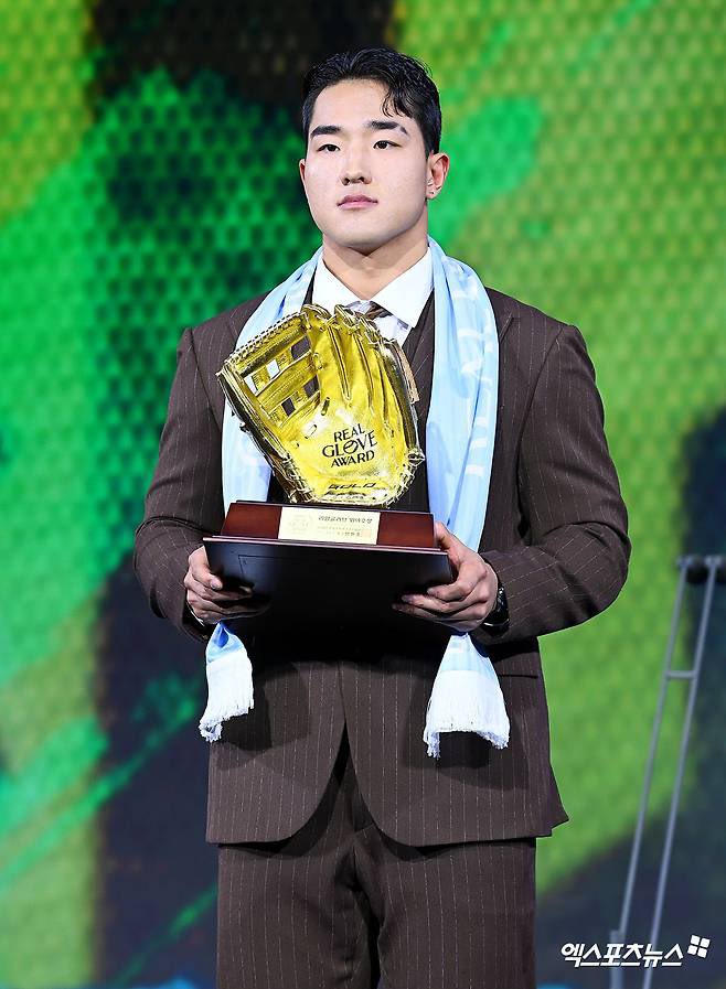 nineofwiz's tweet image. 현민아 오늘도 쓰리피스 입은 거 같은데 
이번에는 꼭 자켓 벗어라
꼬옥…
약속이다