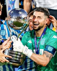 DonRulli's tweet image. Por si hace falta avivar a algunos faltos de memoria: 

- 6 años.
- 254 partidos.
- 6 titulos. 

Mañana Racing se despide de un IDOLO del Club.