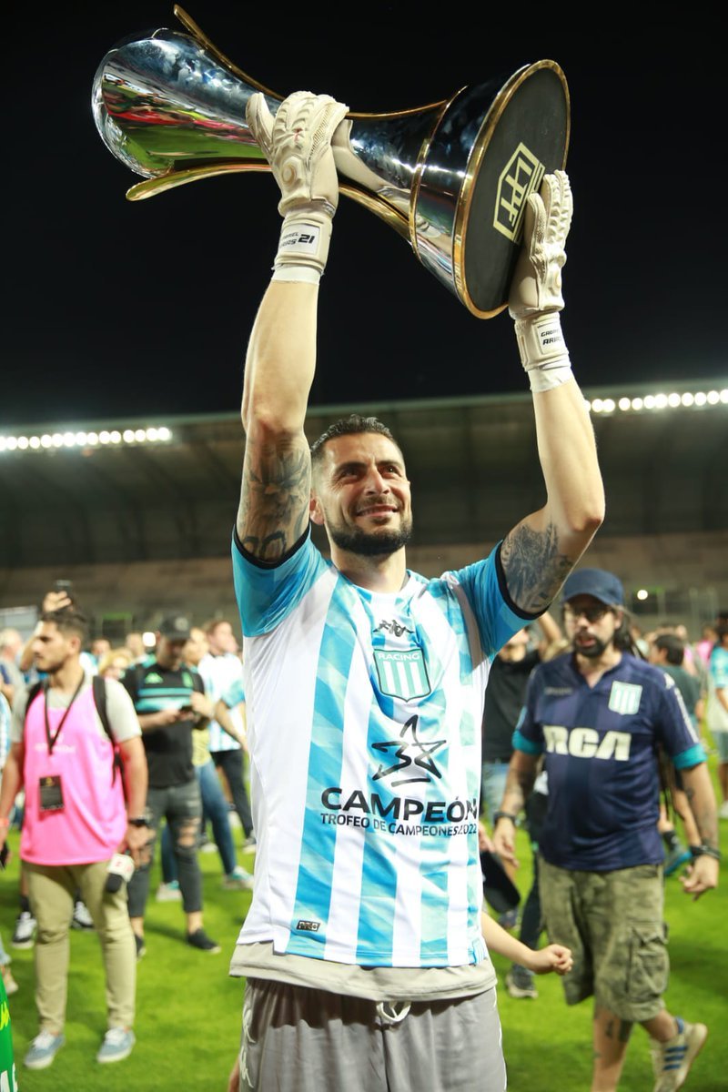 DonRulli's tweet image. Por si hace falta avivar a algunos faltos de memoria: 

- 6 años.
- 254 partidos.
- 6 titulos. 

Mañana Racing se despide de un IDOLO del Club.