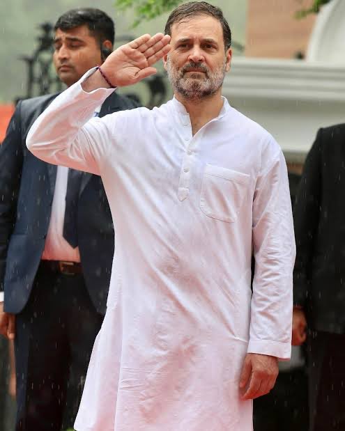 Shikhasingh____'s tweet image. अकेला  अभिमन्यु  खड़ा है भारतवर्ष को बचाने के लिय ॥ दोस्तों राहुल जी का मनोबल गिरने नहीं देना है ॥ 

मेरे जैसे तमाम कांग्रेस कार्यकर्ता बिना स्वार्थ के राहुल जी के साथ है ॥ 

आप भी राहुल गांधी जी की ताक़त बनना चाहते हो तो पोस्ट का समर्थन करे ॥ NEXT PM .