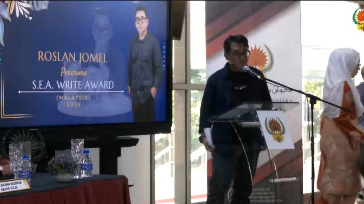 Tahniah sasterawan Roslan Jomel yang menerima anugerah SEA Write Award 2024. Apakah bukunya yang anda pernah baca? 

Kami di Jilid sangat menyukai Selamat Datang ke Malaywood dan Roden yang Cenderung Terjun Dari Atas Bangunan.