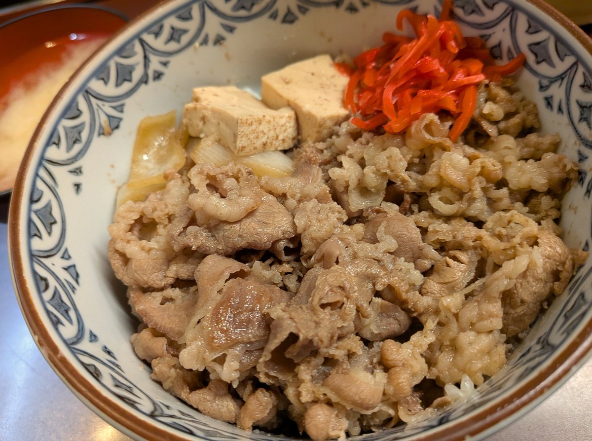 yahalog's tweet image. お昼は牛丼！非チェーン店、個人系の牛丼屋さんで、ほっこり美味しくいただきました☺💕✨👍️！
〈こちらは前回訪問のブログです！〉
【たつ屋@新宿】王者吉野家にも負けない「安い、早い、うまい」！１９６９年創業、伝説の牛丼店！
umalog.jp/2024/05/14/tat…
