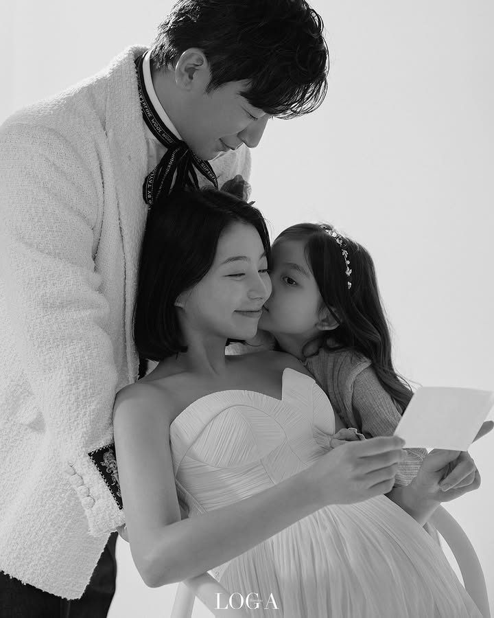SHBC_TH's tweet image. พี่มินกล่าว "⁡
𝑶𝒖𝒓 𝑭𝒂𝒎𝒊𝒍𝒚💕 รูปครอบครัวครั้งแรก🕊️✨
🤵🏻👰🏻‍♀️👧🏻👼🏻ครอบครัวของเราขอขอบคุณทุกคนจากใจครับ~🙏🥰"

ที่มา instagram.com/mstyle79/p/DRt…

ส่วนนี่ IG ของภรรยาพี่มินค่ะ ไปติดตามกันได้
instagram.com/aoam____i/

#LeeMinwoo #SHINHWA #ชินฮวา