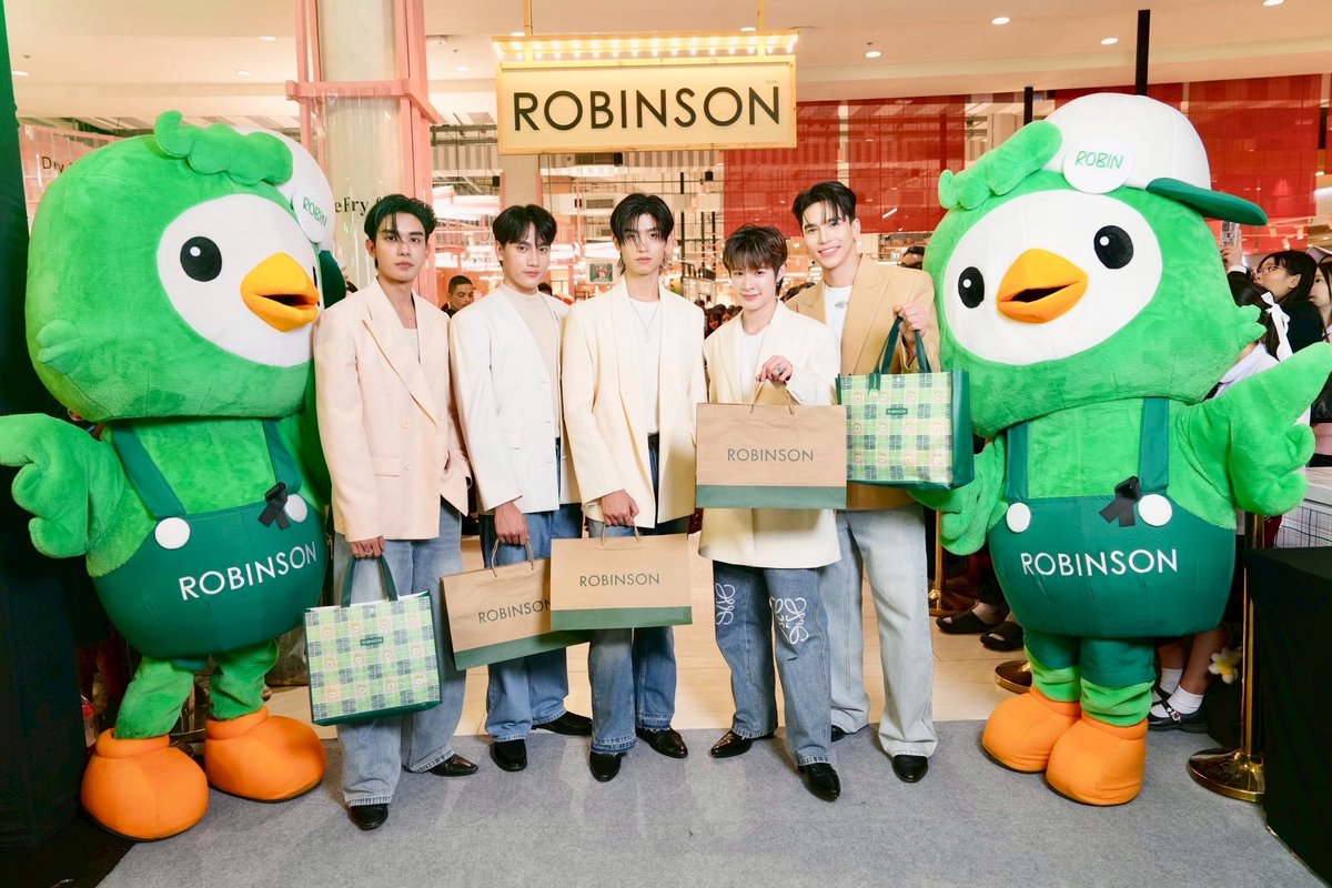 RainbowNewsent's tweet photo. 🎄 ROBINSON SEASON OF GIVING เปิดตัวสุดอบอุ่นที่อยุธยา! คิกออฟเทศกาลแห่งการ “ให้” แบบยิ่งใหญ่ ทั้ง ให้ช้อป – ให้ความคุ้ม – ให้ประสบการณ์ความสุข – ให้สังคม
#RobinsonDepartmentStore
#RobinsonSeasonOfGiving
#RobinsonSeasonOfGivingxDMD
#CentralRetail #CentralGroup
โดยได้รับเกียรติจาก คุณชวนินทร์ วงศ์สถิตจิรกาล ผู้ว่าราชการจังหวัดพระนครศรีอยุธยา พร้อมผู้บริหารจังหวัด และพันธมิตรสำคัญจาก ธนาคารกสิกรไทย นำโดย คุณศิริวรรณ พุทธศิริวัฒน ร่วมเปิดงานไปพร้อมคุณนพดล พลายระหาญ ผู้บริหารห้างโรบินสัน ในเครือเซ็นทรัล รีเทล
✨ ความสุขจัดเต็ม!
5 หนุ่มสุดฮอต โทมัส – ปัง – เน็ต – ณฐ – แม้ก
พาแฟน ๆ ฟินกับโมเมนต์ใกล้ชิด มินิคอนเสิร์ต
และกิจกรรมสุดคิวต์จาก น้องโรบิ้น
🛍️ อัดแน่นด้วยทัพแบรนด์ดัง อาทิ NIYOM JEANS PLAYBOY GUY LAROCHE, HEAVY ARROW GOLDEN ZEBRA SARAN JEANS CHERILON BEMING FITFLOP HAVEN TORA CENTRAL HOME CUIZIMATE BOSS BURBERRY CALVIN KLEIN CLOE DAVIDOFF GUCCI MARC JACOBS TIFFANY&CO. และอีกหลายแบรนด์ชั้นนำ
🎉 พิเศษครบทุกโซนกิจกรรม
- ดีลโปรโมชันเฉพาะงานนี้เท่านั้น
- เกม Giant Gachapon, Robin Egg Hunt
- Workshop ทำคุกกี้ / พวงกุญแจ
- โซนถ่ายรูปสุดฮิต Snow Globe
💚 พิเศษ! ลูกค้าบัตรเครดิตวีซ่ากสิกรไทย
รับฟรี! กระเป๋าน้องโรบิ้นลิมิเต็ด (มูลค่า 399 บาท) เพียงแสดงบัตร + เซลล์สลิป และโพสต์รูป #RobinsonxKBank วันที่ 27 พ.ย. 68 – 7 ธ.ค. 68 (สาขาที่ร่วมรายการ ตามเงื่อนไขที่กำหนด)
📍 ลานโปรโมชัน ชั้น G ศูนย์การค้าเซ็นทรัล อยุธยา
📅 วันนี้ – 2 ธ.ค. 68
💝 และอย่าลืมร่วม “ส่งต่อความสุขไม่มีที่สิ้นสุด” จากการช้อปของคุณ ส่วนหนึ่งร่วมสมทบให้
มูลนิธิส่งเสริมศิลปาชีพฯ และ มูลนิธิช่วยคนปัญญาอ่อนแห่งประเทศไทยฯ เพื่อสนับสนุนอาชีพแก่ชุมชน และยกระดับคุณภาพชีวิตแก่น้องผู้พิการทางสติปัญญาทั่วประเทศ
✨ มาเติมเต็มช่วงเวลาดี ๆ ของเทศกาลปีใหม่
และสัมผัสประสบการณ์ที่ “มากกว่าการช้อปปิ้ง” ด้วยตัวเอง
เพราะนี่คือ… เทศกาลแห่งการ “ให้” ที่สมบูรณ์แบบที่สุดแห่งปี 🎁💖