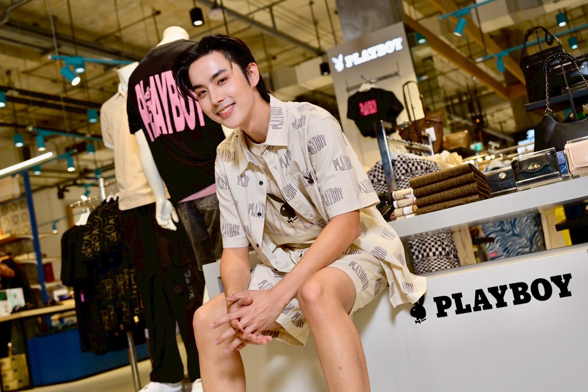 RainbowNewsent's tweet photo. 🎄 ROBINSON SEASON OF GIVING เปิดตัวสุดอบอุ่นที่อยุธยา! คิกออฟเทศกาลแห่งการ “ให้” แบบยิ่งใหญ่ ทั้ง ให้ช้อป – ให้ความคุ้ม – ให้ประสบการณ์ความสุข – ให้สังคม
#RobinsonDepartmentStore
#RobinsonSeasonOfGiving
#RobinsonSeasonOfGivingxDMD
#CentralRetail #CentralGroup
โดยได้รับเกียรติจาก คุณชวนินทร์ วงศ์สถิตจิรกาล ผู้ว่าราชการจังหวัดพระนครศรีอยุธยา พร้อมผู้บริหารจังหวัด และพันธมิตรสำคัญจาก ธนาคารกสิกรไทย นำโดย คุณศิริวรรณ พุทธศิริวัฒน ร่วมเปิดงานไปพร้อมคุณนพดล พลายระหาญ ผู้บริหารห้างโรบินสัน ในเครือเซ็นทรัล รีเทล
✨ ความสุขจัดเต็ม!
5 หนุ่มสุดฮอต โทมัส – ปัง – เน็ต – ณฐ – แม้ก
พาแฟน ๆ ฟินกับโมเมนต์ใกล้ชิด มินิคอนเสิร์ต
และกิจกรรมสุดคิวต์จาก น้องโรบิ้น
🛍️ อัดแน่นด้วยทัพแบรนด์ดัง อาทิ NIYOM JEANS PLAYBOY GUY LAROCHE, HEAVY ARROW GOLDEN ZEBRA SARAN JEANS CHERILON BEMING FITFLOP HAVEN TORA CENTRAL HOME CUIZIMATE BOSS BURBERRY CALVIN KLEIN CLOE DAVIDOFF GUCCI MARC JACOBS TIFFANY&CO. และอีกหลายแบรนด์ชั้นนำ
🎉 พิเศษครบทุกโซนกิจกรรม
- ดีลโปรโมชันเฉพาะงานนี้เท่านั้น
- เกม Giant Gachapon, Robin Egg Hunt
- Workshop ทำคุกกี้ / พวงกุญแจ
- โซนถ่ายรูปสุดฮิต Snow Globe
💚 พิเศษ! ลูกค้าบัตรเครดิตวีซ่ากสิกรไทย
รับฟรี! กระเป๋าน้องโรบิ้นลิมิเต็ด (มูลค่า 399 บาท) เพียงแสดงบัตร + เซลล์สลิป และโพสต์รูป #RobinsonxKBank วันที่ 27 พ.ย. 68 – 7 ธ.ค. 68 (สาขาที่ร่วมรายการ ตามเงื่อนไขที่กำหนด)
📍 ลานโปรโมชัน ชั้น G ศูนย์การค้าเซ็นทรัล อยุธยา
📅 วันนี้ – 2 ธ.ค. 68
💝 และอย่าลืมร่วม “ส่งต่อความสุขไม่มีที่สิ้นสุด” จากการช้อปของคุณ ส่วนหนึ่งร่วมสมทบให้
มูลนิธิส่งเสริมศิลปาชีพฯ และ มูลนิธิช่วยคนปัญญาอ่อนแห่งประเทศไทยฯ เพื่อสนับสนุนอาชีพแก่ชุมชน และยกระดับคุณภาพชีวิตแก่น้องผู้พิการทางสติปัญญาทั่วประเทศ
✨ มาเติมเต็มช่วงเวลาดี ๆ ของเทศกาลปีใหม่
และสัมผัสประสบการณ์ที่ “มากกว่าการช้อปปิ้ง” ด้วยตัวเอง
เพราะนี่คือ… เทศกาลแห่งการ “ให้” ที่สมบูรณ์แบบที่สุดแห่งปี 🎁💖