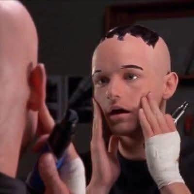 Nadie:

Chicharito ocultando su calvicie: