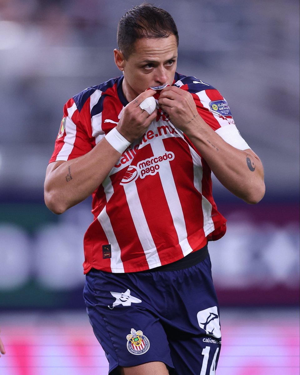 ElReyApostador_'s tweet photo. QUE INJUSTO ES EL FÚTBOL A VECES. NO ENTIENDO QUE HAYA GENTE QUE SE ALEGRE DE VER FALLAR AL CHICHARITO, ES UNA LEYENDA DEL FÚTBOL MEXICANO Y POR LO MENOS A MI ME DOLIÓ VERLO FALLAR ESE PENAL, MERECÍA CERRAR SU CARRERA COMO HÉROE DE SU AMADO REBAÑO SAGRADO. https://t.co/MdDqwsHTAL