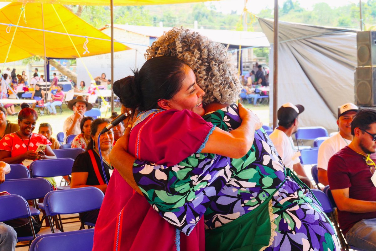 En el Encuentro Afro’25 lo dijimos sin rodeos: lo afro e indígena son raíces que resisten juntas, y la violencia contra nuestras niñas no es cultura ni destino.
Gracias a <a href="/Socpindadhac/">Organización Socpinda AC</a>, a <a href="/IsidroRL1/">𝕀𝕤𝕚𝕕𝕣𝕠 ℝ𝕒𝕞í𝕣𝕖𝕫 𝕃ó𝕡𝕖𝕫</a> y a su equipo. Desde la #FundaciónEufrosina no soltaremos esta alianza.