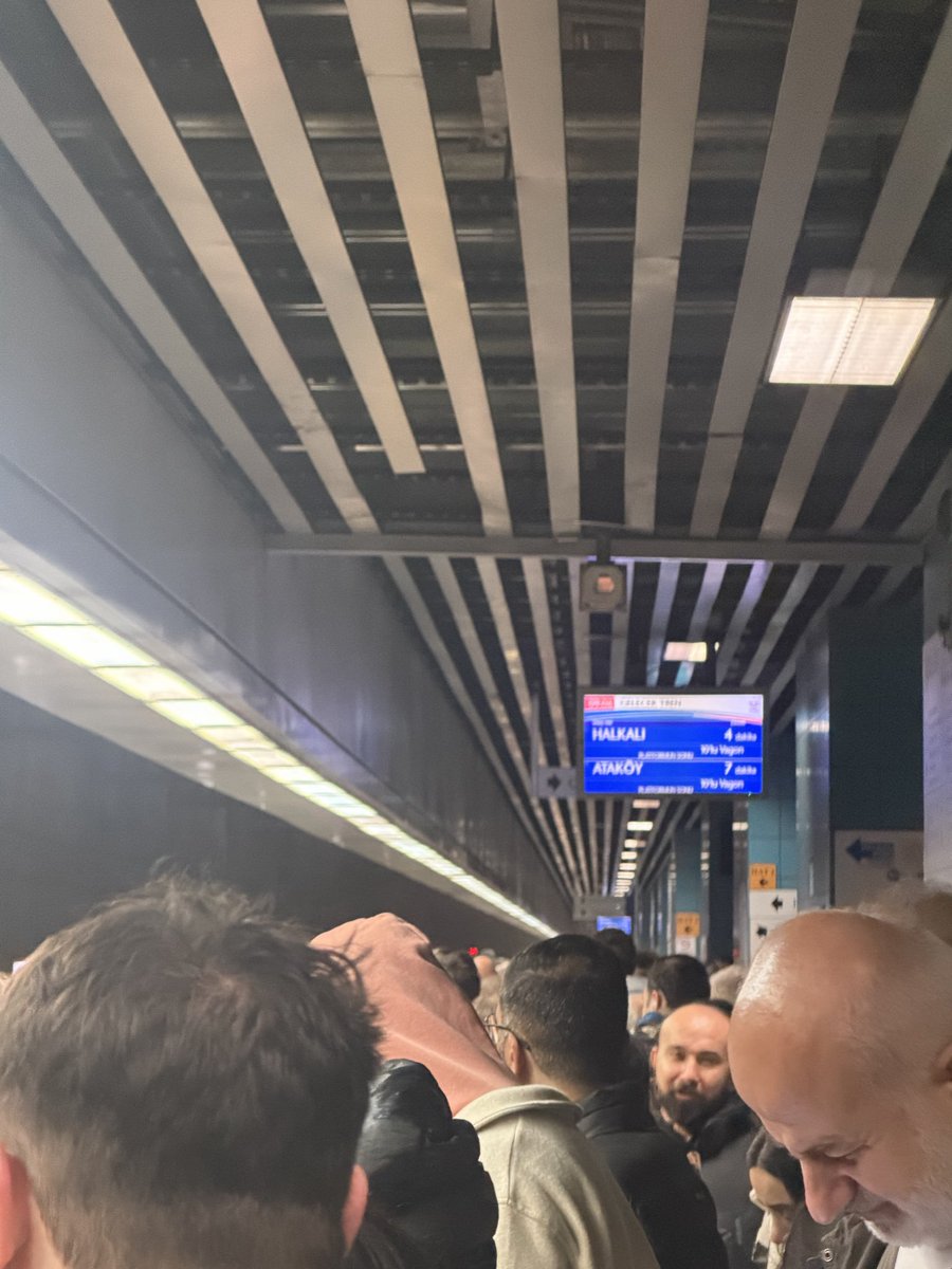 Sabah sabah #marmarayüsküdar durağında tam 15 dk bekledik! İşe gidenler için bir zulüm değil mi ? <a href="/UABakanligi/">T.C. Ulaştırma ve Altyapı Bakanlığı</a> <a href="/tcbestepe/">T.C. Cumhurbaşkanlığı</a>