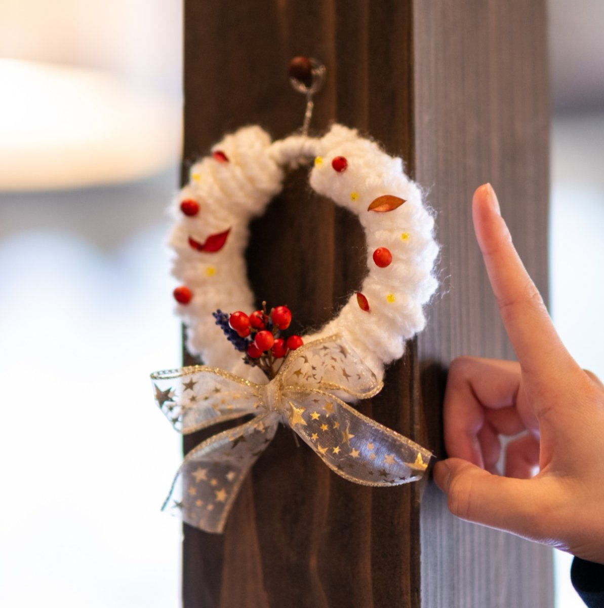 今日から12月のはじまりですね！
山人-yamado-もクリスマス一色に🎄
写真のリースもスタッフの手作りです✨